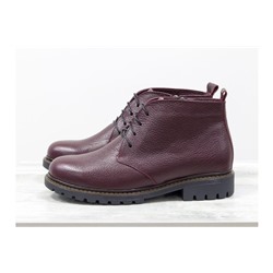 Женские ботинки на шнуровке в стиле Dr. Martens, выполнены из натуральной кожи бордового цвета с текстурой зерно, на утолщенной тракторной подошве, Б-152-35