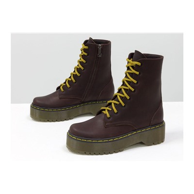 Женские ботинки на шнуровке в стиле Dr. Martens, выполнены из натуральной матовой кожи коричневого цвета, на утолщенной подошве, с характерной желтой отстрочкой и шнурками в цвет, Б-2069-01