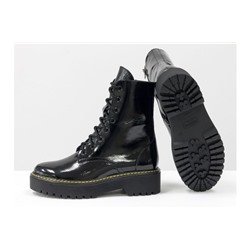 Женские лаковые ботинки на шнуровке в стиле Dr. Martens, выполнены из натуральной лаковой кожи черного цвета, на утолщенной подошве с желтой отстрочкой, Б-2069-06