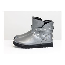 Зимние ботиночки в стиле UGG из натуральной кожи флотар серого цвета с перламутровым блеском, украшены  ремешками с металлическими заклепками, Коллекция Осень-Зима от GF, Б-17114-07