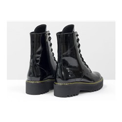 Женские лаковые ботинки на шнуровке в стиле Dr. Martens, выполнены из натуральной лаковой кожи черного цвета, на утолщенной подошве с желтой отстрочкой, Б-2069-06