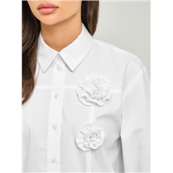 Блузка белая с декоративными цветами