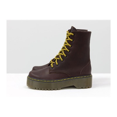 Женские ботинки на шнуровке в стиле Dr. Martens, выполнены из натуральной матовой кожи коричневого цвета, на утолщенной подошве, с характерной желтой отстрочкой и шнурками в цвет, Б-2069-01