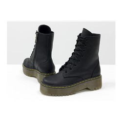 Женские ботинки на шнуровке в стиле Dr. Martens, выполнены из натуральной матовой кожи черного цвета, на утолщенной подошве, с характерной желтой отстрочкой, Б-2069-03