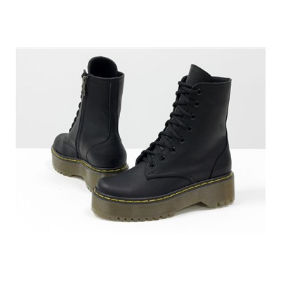 Женские ботинки на шнуровке в стиле Dr. Martens, выполнены из натуральной матовой кожи черного цвета, на утолщенной подошве, с характерной желтой отстрочкой, Б-2069-03