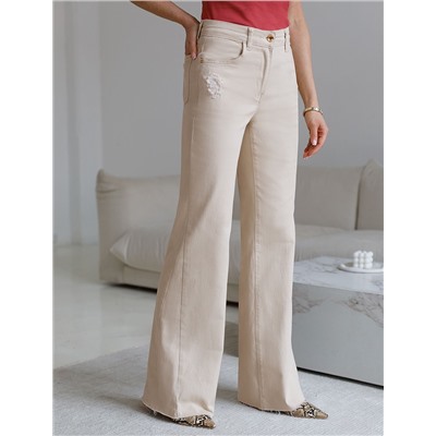 Джинсы клеш с прорезями и с необработанным краем из эластичного денима средней плотности