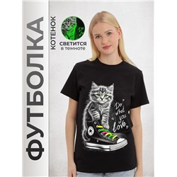 Женская футболка Котенок в кеде