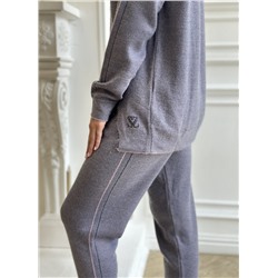 Женский комплект из трикотажного свитера и брюк Sassofono