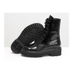 Женские лаковые ботинки на шнуровке в стиле Dr. Martens, выполнены из натуральной лаковой кожи черного цвета, на утолщенной подошве, Б-2069-05