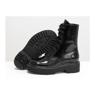Женские лаковые ботинки на шнуровке в стиле Dr. Martens, выполнены из натуральной лаковой кожи черного цвета, на утолщенной подошве, Б-2069-05