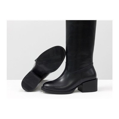 Высокие сапоги свободного одевания (Ридинги, riding boots) из натуральной плотной кожи черного цвета, на невысоком каблуке,  Коллекция Осень-Зима от Gino Figini, М-2082-01