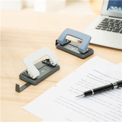 Дырокол Deli  10 лист., металл, ассорти