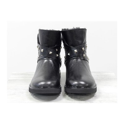Зимние сапожки в стиле UGG из натуральной кожи черного цвета с блеском, украшены  ремешками с металлическими заклепками, Коллекция Осень-Зима от Gino Figini, Б-17114-03