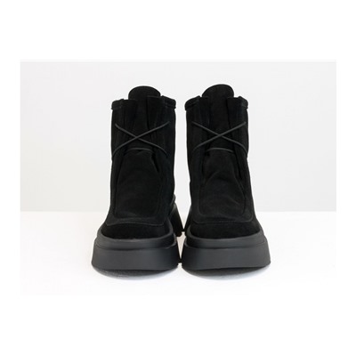 Ботинки на шнуровке в стиле desert boots, выполнены из натуральной черной замши, на высокой ребристой черной подошве, Б-2175-02