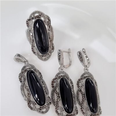 Крупный комплект ювелирной бижутерии с камнем серьги, кулон и кольцо 17 р, покрытие: посеребрение, вставка: фианиты и ювелирный пластик, цвет: графитовый и черный, арт.314.569-17