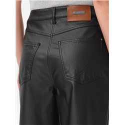 Брюки чёрные с покрытием под кожу