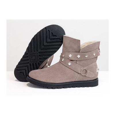 Зимние сапожки в стиле UGG из натуральной замши бежевого цвета, украшены  ремешками с металлическими заклепками, Коллекция Осень-Зима от Джино Фиджини, Б-17114-06