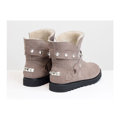 Зимние сапожки в стиле UGG из натуральной замши бежевого цвета, украшены  ремешками с металлическими заклепками, Коллекция Осень-Зима от Джино Фиджини, Б-17114-06