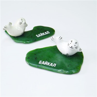 Нерпа лежит на Нефритовом камне Байкал (керамика, нефрит)