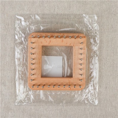 Устройство для плетения, деревянное, с металлическими штырями, 10 × 10 × 3,5 см