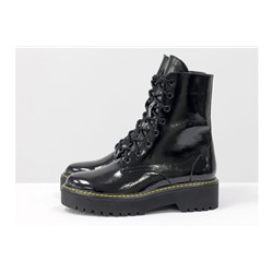 Женские лаковые ботинки на шнуровке в стиле Dr. Martens, выполнены из натуральной лаковой кожи черного цвета, на утолщенной подошве с желтой отстрочкой, Б-2069-06