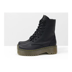 Женские ботинки на шнуровке в стиле Dr. Martens, выполнены из натуральной матовой кожи черного цвета, на утолщенной подошве, с характерной желтой отстрочкой, Б-2069-03