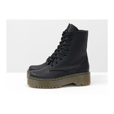 Женские ботинки на шнуровке в стиле Dr. Martens, выполнены из натуральной матовой кожи черного цвета, на утолщенной подошве, с характерной желтой отстрочкой, Б-2069-03