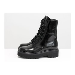 Женские лаковые ботинки на шнуровке в стиле Dr. Martens, выполнены из натуральной лаковой кожи черного цвета, на утолщенной подошве, Б-2069-05