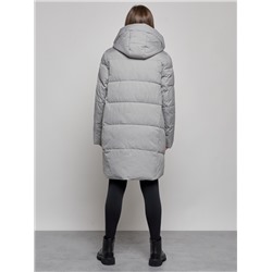 Пальто утепленное молодежное зимнее женское серого цвета 52363Sr