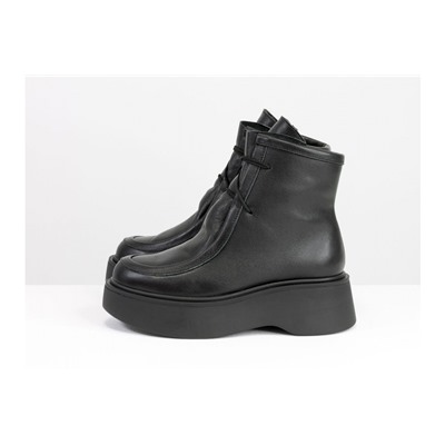 Ботинки на шнуровке в стиле desert boots, выполнены из натуральной черной кожи, на высокой черной подошве, Б-2175-05