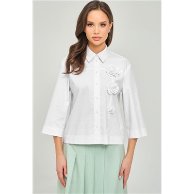 Блузка белая с декоративными цветами