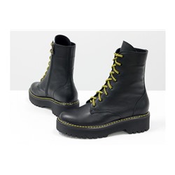 Женские ботинки на шнуровке в стиле Dr. Martens, выполнены из натуральной лицевой кожи черного цвета, на утолщенной подошве, с характерной желтой отстрочкой, Б-2069-04