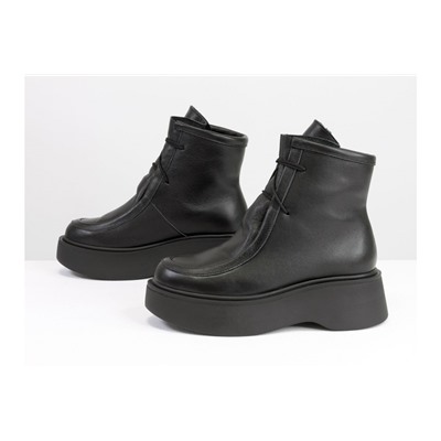 Ботинки на шнуровке в стиле desert boots, выполнены из натуральной черной кожи, на высокой черной подошве, Б-2175-05