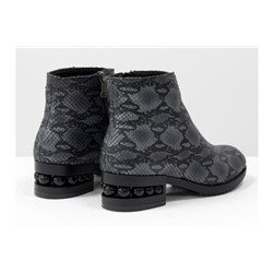 Классические кожаные ботинки в стиле Chanel красивого серо-черного цвета с текстурой питон, на невысоком каблуке со вставками черных глянцевых жемчужин, Б-1833-15