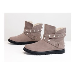 Зимние сапожки в стиле UGG из натуральной замши бежевого цвета, украшены  ремешками с металлическими заклепками, Коллекция Осень-Зима от Джино Фиджини, Б-17114-06