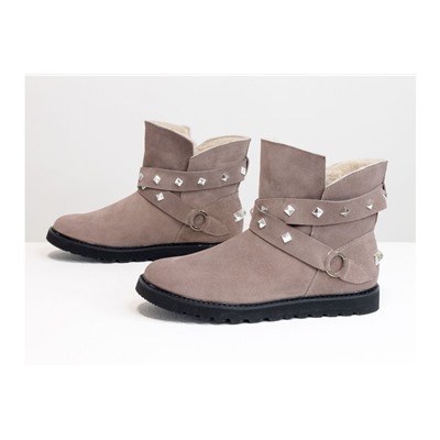 Зимние сапожки в стиле UGG из натуральной замши бежевого цвета, украшены  ремешками с металлическими заклепками, Коллекция Осень-Зима от Джино Фиджини, Б-17114-06
