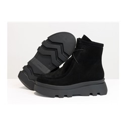 Ботинки на шнуровке в стиле desert boots, выполнены из натуральной черной замши, на высокой ребристой черной подошве, Б-2175-02