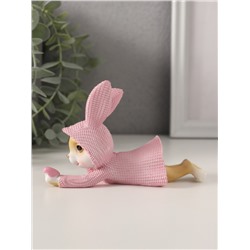 Фигурка полистоун «Зайка в вязаном розовом платьице, смотрит на сердечко», 12.5×5.5×8 см