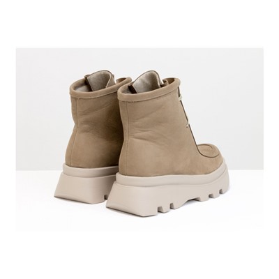 Бежевые ботинки на шнуровке в стиле desert boots, выполнены из натуральной кожи нубук, на высокой ребристой подошве, Б-2175-03