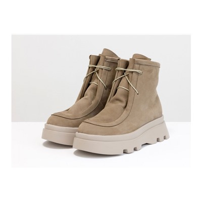 Бежевые ботинки на шнуровке в стиле desert boots, выполнены из натуральной кожи нубук, на высокой ребристой подошве, Б-2175-03