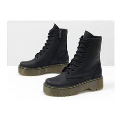 Женские ботинки на шнуровке в стиле Dr. Martens, выполнены из натуральной матовой кожи черного цвета, на утолщенной подошве, с характерной желтой отстрочкой, Б-2069-03