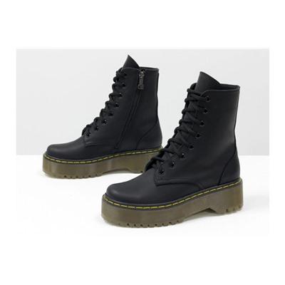 Женские ботинки на шнуровке в стиле Dr. Martens, выполнены из натуральной матовой кожи черного цвета, на утолщенной подошве, с характерной желтой отстрочкой, Б-2069-03