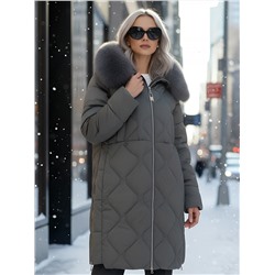 Пальто зимнее утепленное с мехом и капюшоном тренд темно-зеленого цвета 7753TZ