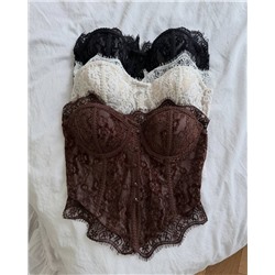 Корсет с красивыми узорами гипюра