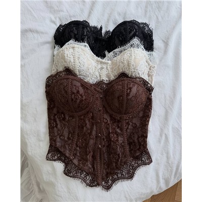Корсет с красивыми узорами гипюра