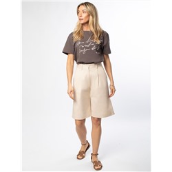 Шорты-бермуды с защипами