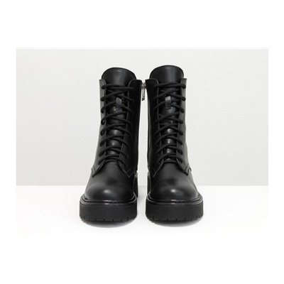 Женские ботинки на шнуровке в стиле Dr. Martens, выполнены из натуральной лицевой кожи черного цвета, на утолщенной черной подошве, Б-2069-07