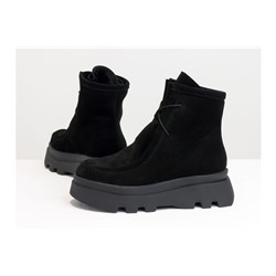 Ботинки на шнуровке в стиле desert boots, выполнены из натуральной черной замши, на высокой ребристой черной подошве, Б-2175-02