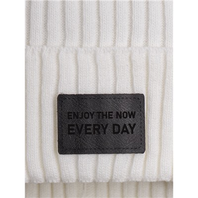 Шапка вязаная детская, нашивка ENJOY THE NOW EVERY DAY+снуд, молочный