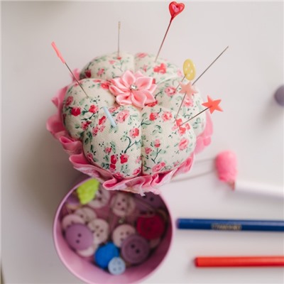 Игольница со шкатулкой для хранения мелочей, 8 × 7,8 × 7,8 см, цвет розовый